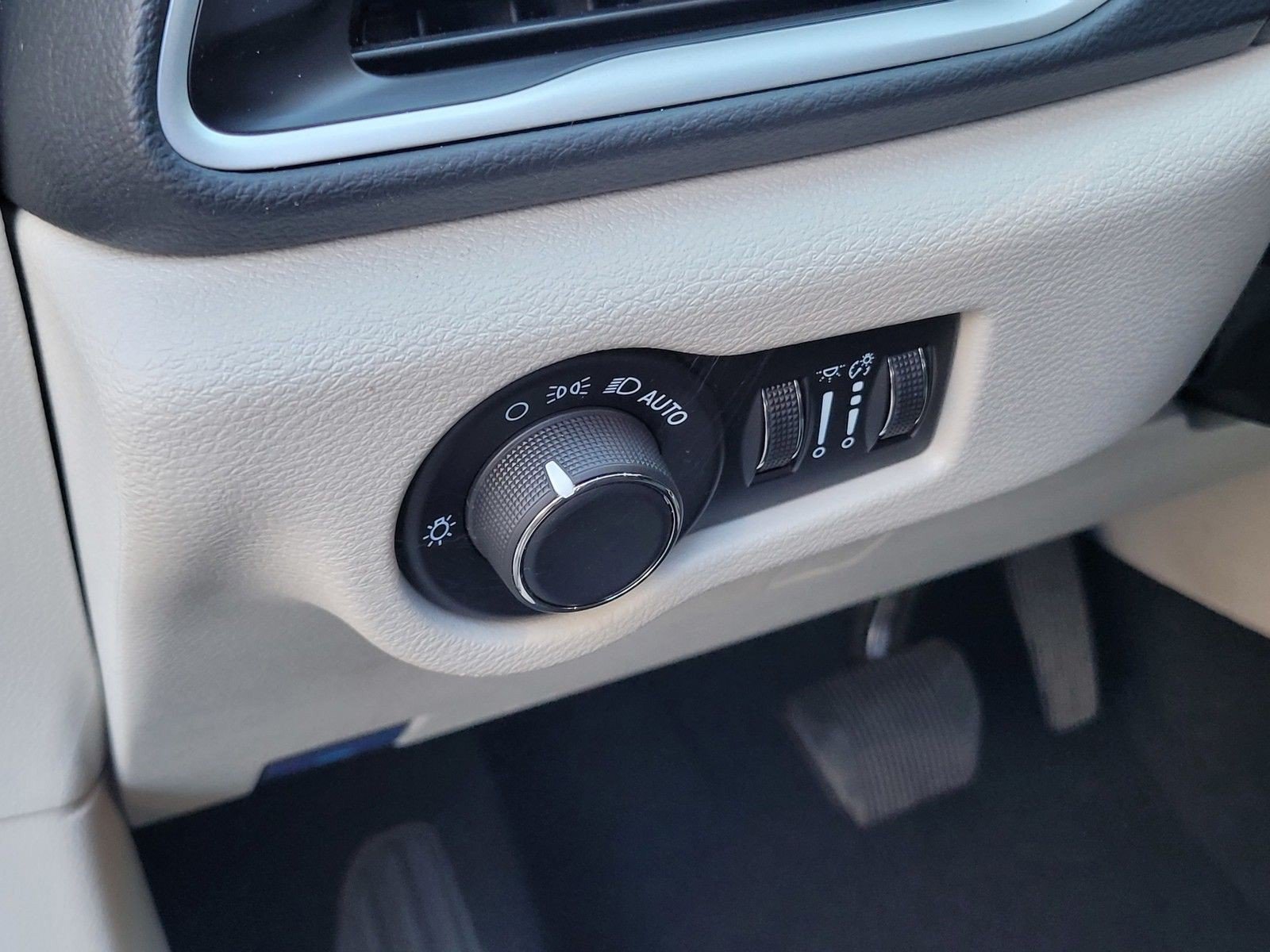 Used 2024 Chrysler Voyager LX FWD image 18