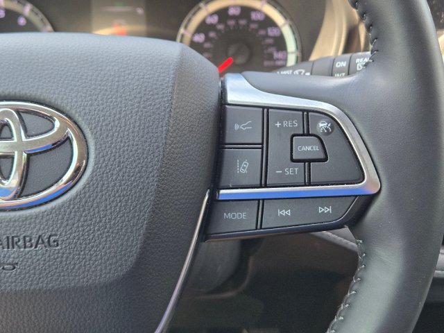 Used 2020 Toyota Highlander LE AWD/4WD image 23