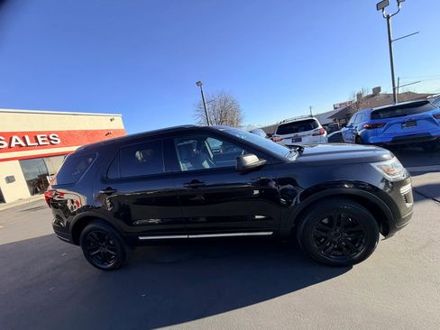 Used 2019 Ford Explorer XLT image 3