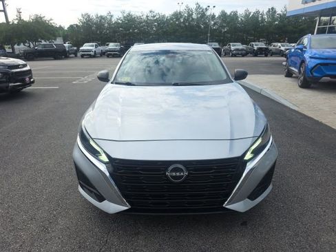 Used 2024 Nissan Altima 2.5 SV FWD image 8
