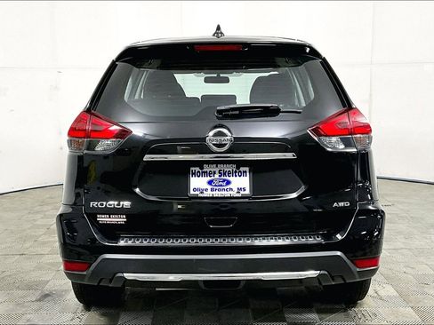 Used 2018 Nissan Rogue S image 4