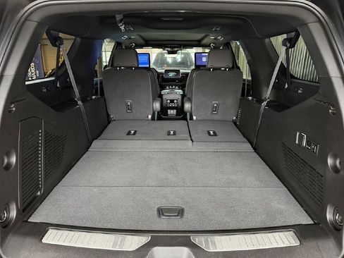 Used 2023 Chevrolet Suburban High Country w/ Advanced Technology Package AWD/4WD image 30