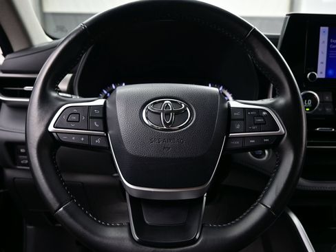 Used 2024 Toyota Highlander LE FWD image 23