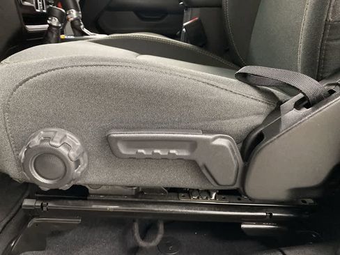 Used 2025 Jeep Wrangler Sahara image 14