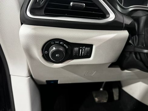 Used 2024 Chrysler Pacifica Touring-L FWD image 35