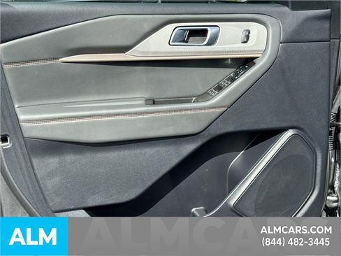Used 2025 Ford Explorer Active RWD image 11