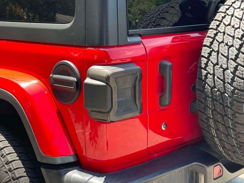 Used 2019 Jeep Wrangler Unlimited Sahara AWD/4WD image 11