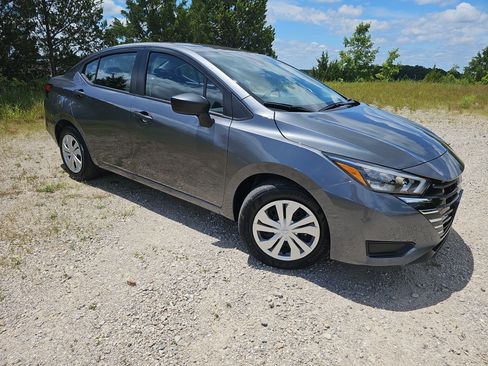 Used 2025 Nissan Versa S FWD image 2