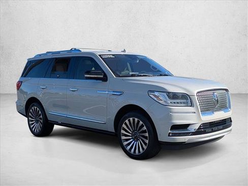 Used 2019 Lincoln Navigator Reserve image 3