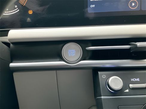 Certified 2025 Hyundai Tucson SE image 25