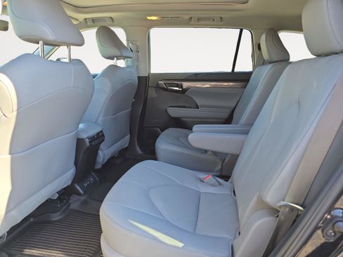 Used 2023 Toyota Highlander Platinum AWD/4WD image 18