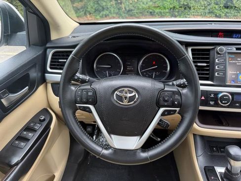Used 2017 Toyota Highlander XLE FWD image 32