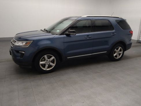 Used 2018 Ford Explorer XLT w/ Equipment Group 202A FWD image 2