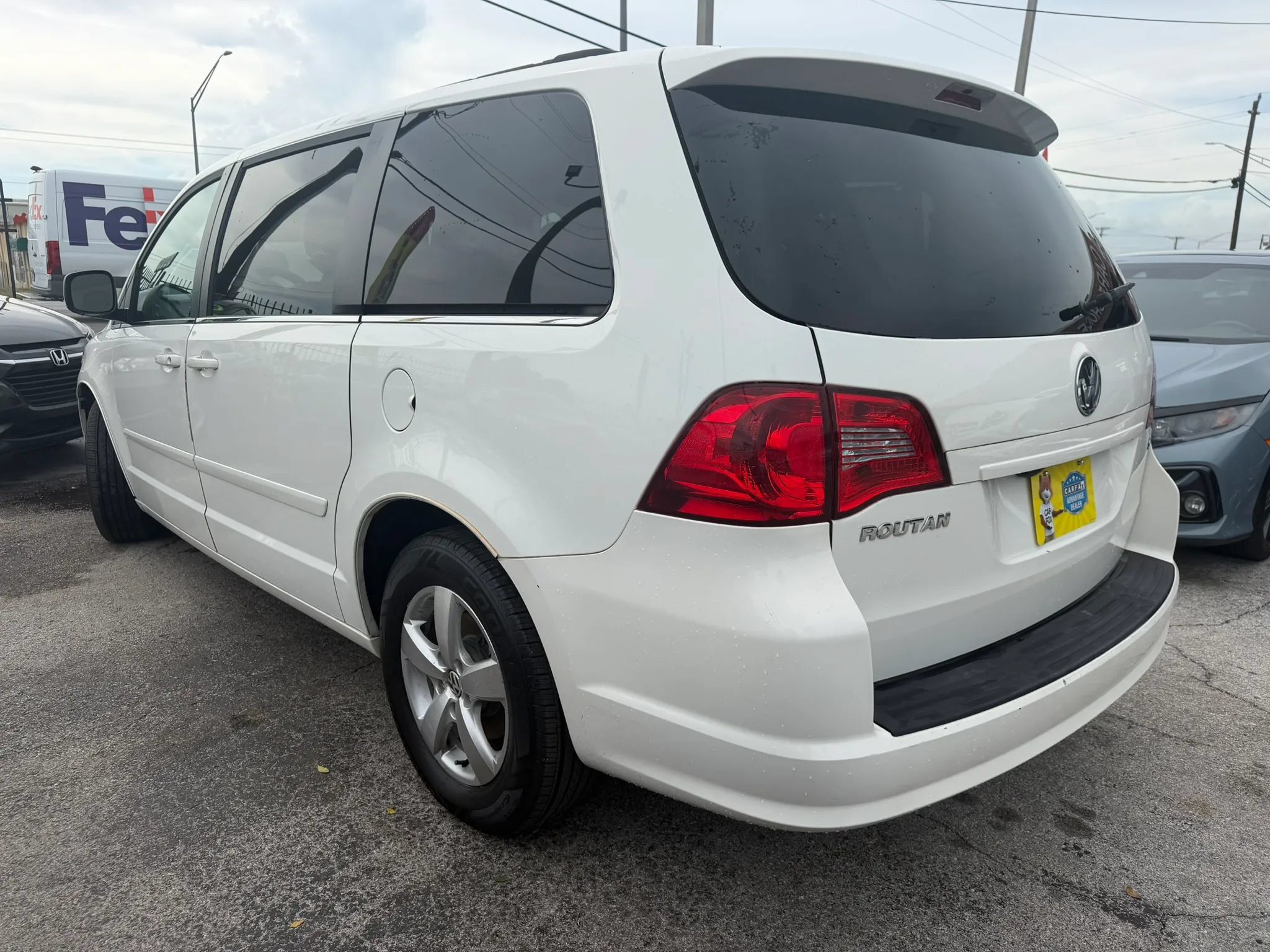 Used 2011 Volkswagen Routan SE FWD image 6