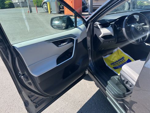 Used 2021 Toyota RAV4 XLE w/ Convenience Package image 18