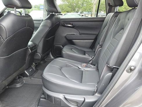 Used 2023 Toyota Highlander XLE FWD image 5