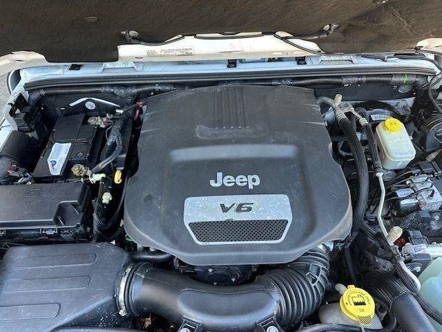 Used 2016 Jeep Wrangler Unlimited Rubicon w/ Connectivity Group AWD/4WD image 29