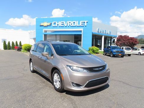 Used 2017 Chrysler Pacifica Touring-L FWD image 50