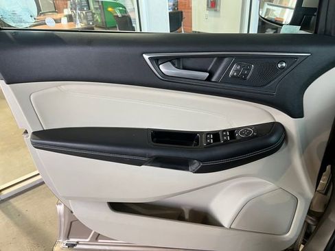 Used 2020 Ford Edge Titanium image 16