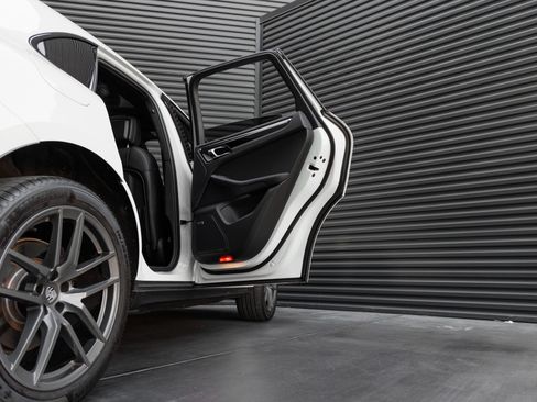 Certified 2025 Porsche Macan Turbo AWD/4WD image 32