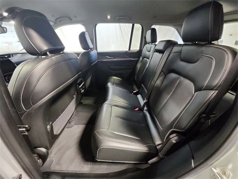 Used 2023 Jeep Grand Cherokee Limited image 16