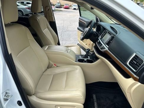 Used 2019 Toyota Highlander Limited FWD image 19