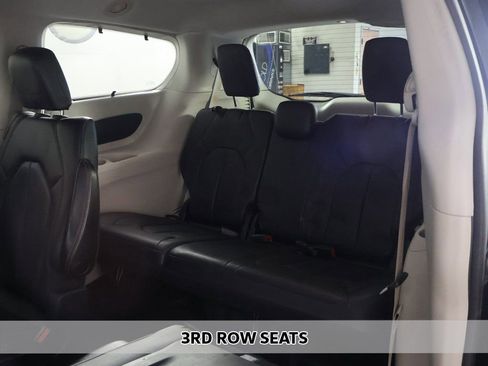 Used 2020 Chrysler Pacifica Touring-L image 6