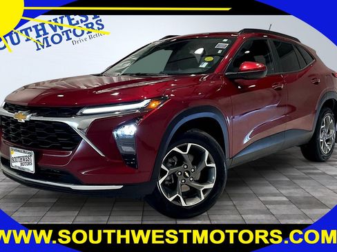 Used 2025 Chevrolet Trax LT FWD image 1