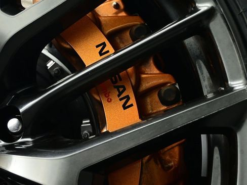 Used 2018 Nissan GT-R Premium w/ Premium Interior Package image 17