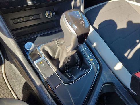 Certified 2025 Volkswagen Taos SE image 29