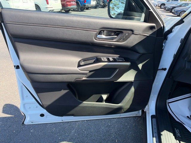 Used 2025 Nissan Pathfinder Platinum AWD/4WD image 27