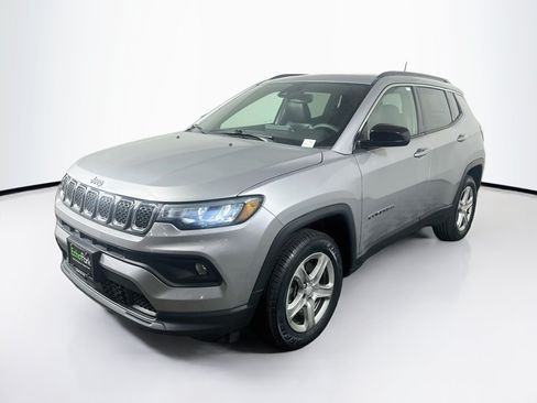 Used 2023 Jeep Compass Latitude w/ Sun and Sound Group AWD/4WD image 3