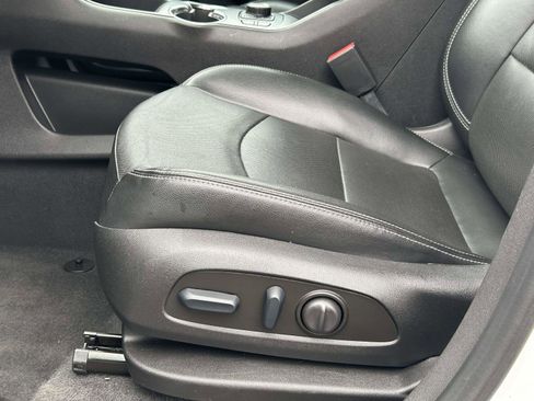 Used 2023 GMC Terrain SLT image 18