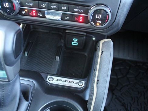 Used 2025 Ford Bronco Badlands image 32