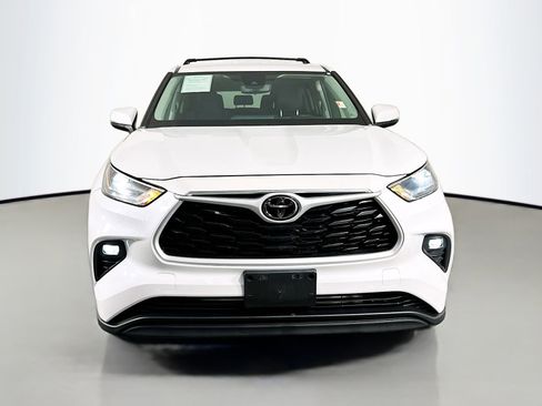 Used 2022 Toyota Highlander LE FWD image 2