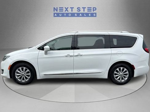 Used 2018 Chrysler Pacifica Touring-L FWD image 4