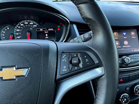 Used 2022 Chevrolet Trax LT w/ LT Convenience Package image 23