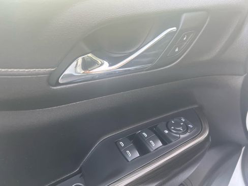 Used 2023 GMC Acadia SLT image 18