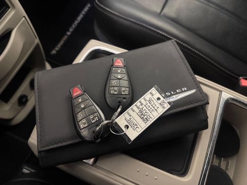 Used 2015 Chrysler Town & Country Touring image 34