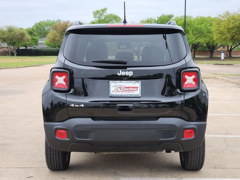 Used 2023 Jeep Renegade Latitude w/ Sun/Sound Group image 5
