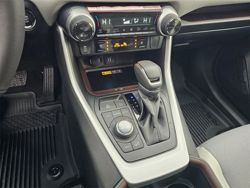 Used 2025 Toyota RAV4 Limited image 30