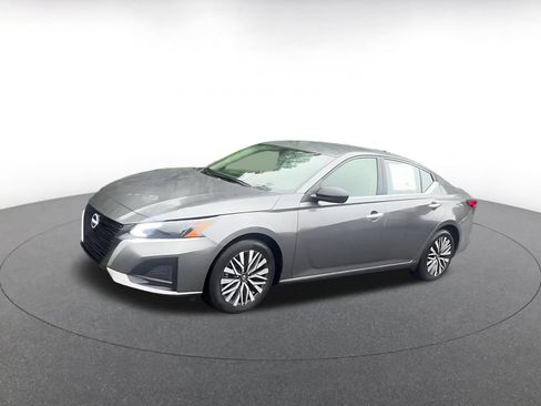 Used 2025 Nissan Altima 2.5 SV FWD image 8