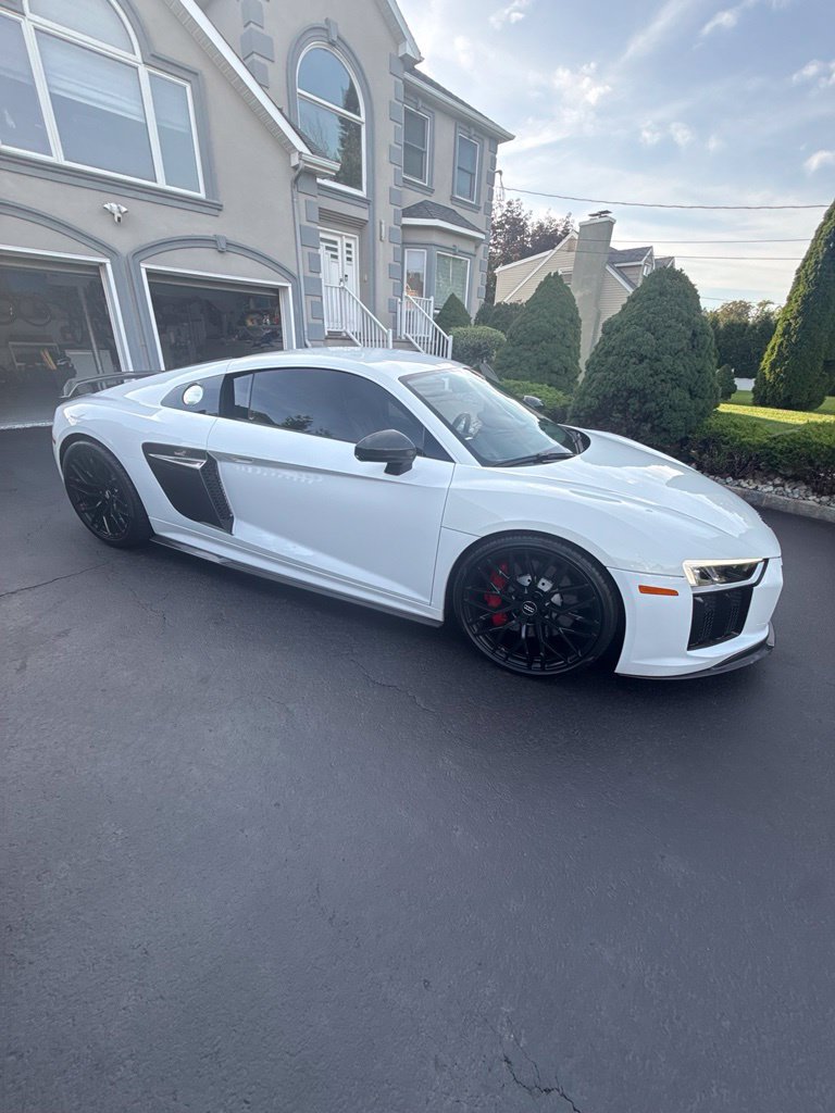 Used 2018 Audi R8 V10 w/ Premium Package RWD image 3