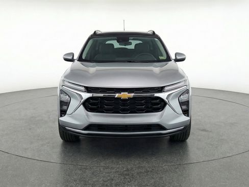 Used 2025 Chevrolet Trax LT image 2