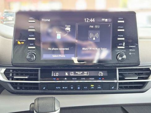 Used 2023 Toyota Sienna XLE FWD image 22