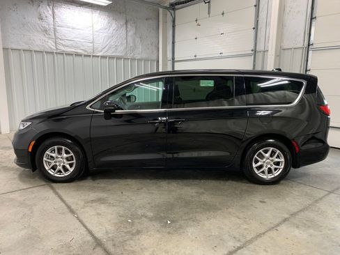 Used 2024 Chrysler Pacifica Touring-L FWD image 23