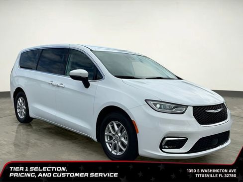 Used 2023 Chrysler Pacifica Touring-L FWD image 10