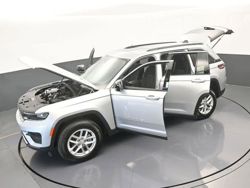 Used 2024 Jeep Grand Cherokee Laredo X image 65