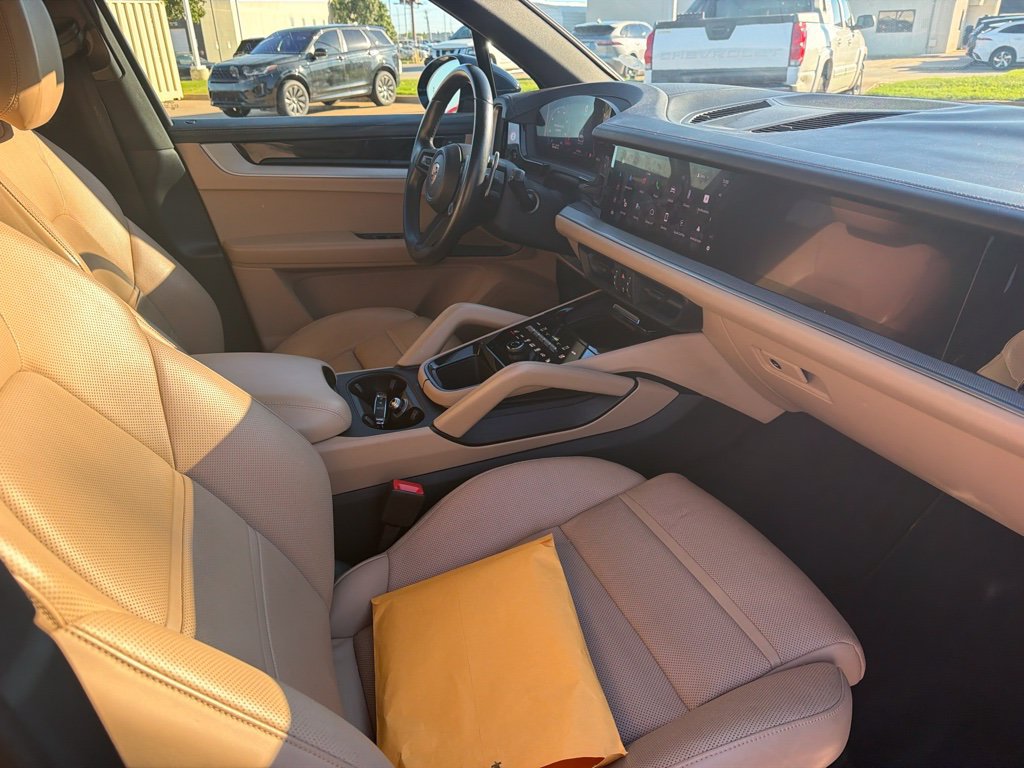 Used 2024 Porsche Cayenne AWD/4WD image 9