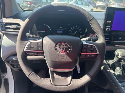Certified 2026 Toyota Sienna XLE FWD image 18